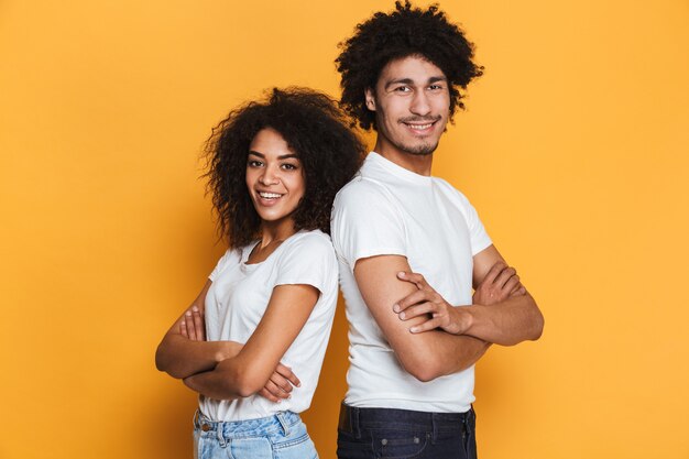 Retrato de una alegre joven pareja afroamericana