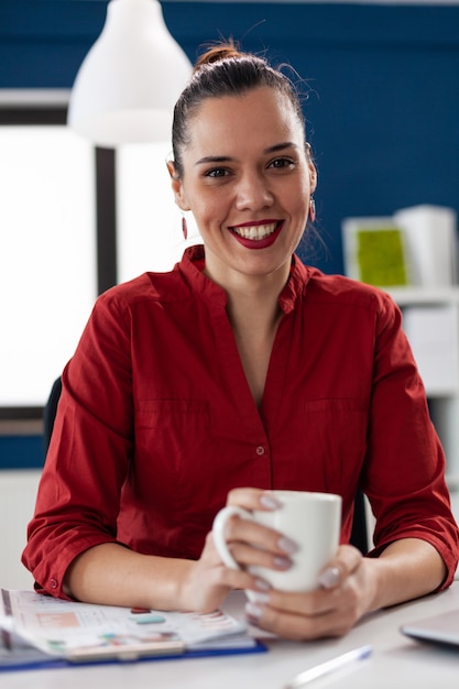 Retrato de alegre liderazgo empresarial emocionado feliz sonriendo mirando a la cámara empresario