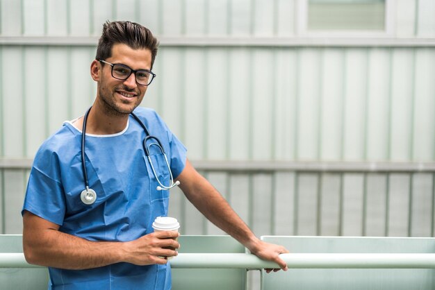 retrato, de, alegre, medic, bebida, café