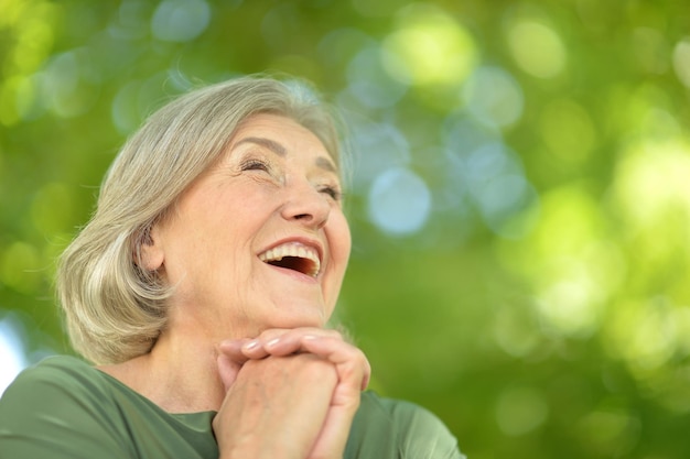 Retrato, de, un, alegre, mujer mayor, posar, y, sonriente