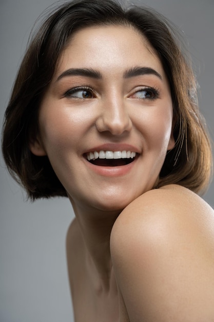 Retrato de una alegre mujer del Medio Oriente con una hermosa sonrisa