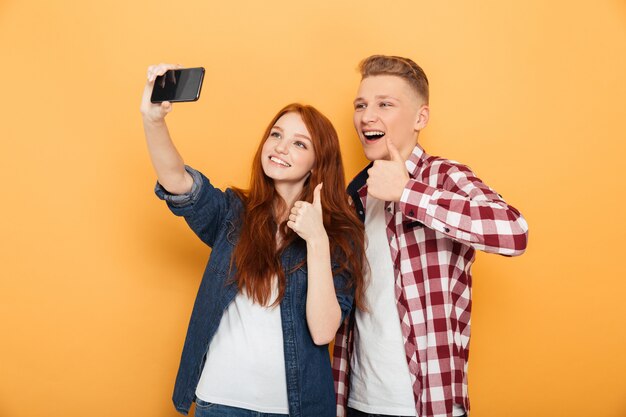 Retrato de una alegre pareja de adolescentes