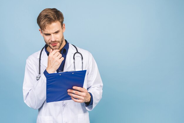 Retrato de alegre sonriente joven médico con estetoscopio aislado