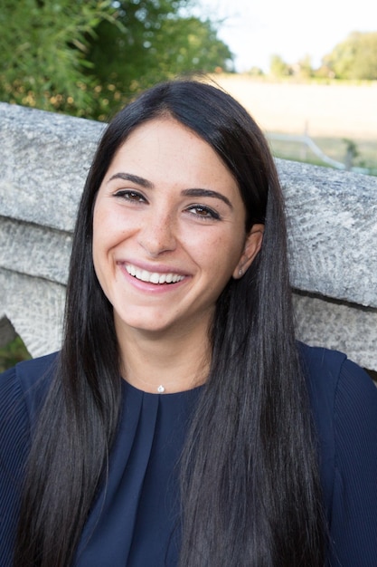 Retrato alegre de la sonrisa de la belleza para la mujer morena joven al aire libre