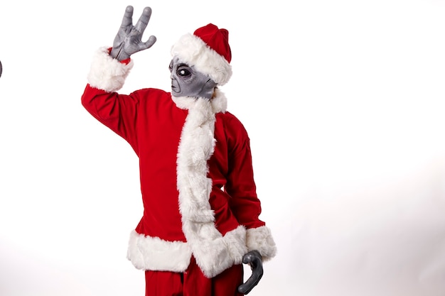 Retrato de alienígena en traje de Santa Claus sobre fondo blanco.