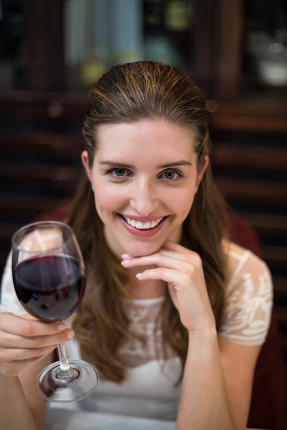 Retrato de alto ángulo de mujer feliz con copa de vino