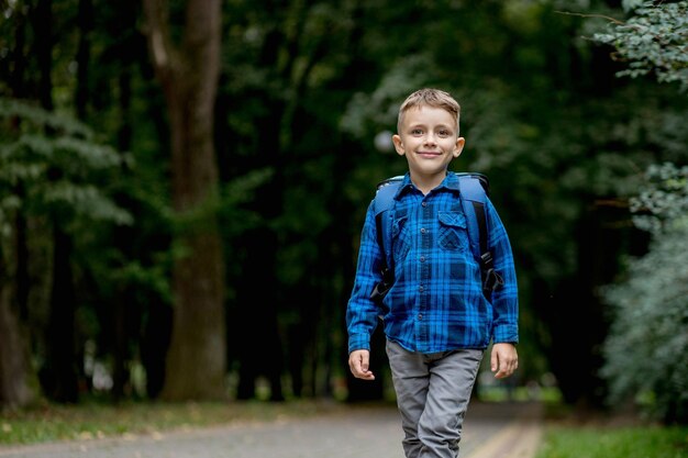 Retrato de un alumno de primer grado con una mochila el niño va a la escuela