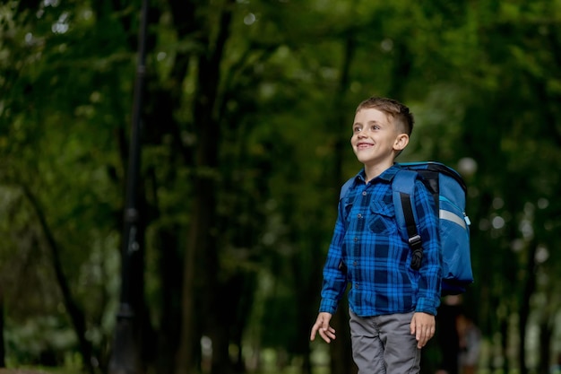 Retrato de un alumno de primer grado con una mochila el niño va a la escuela