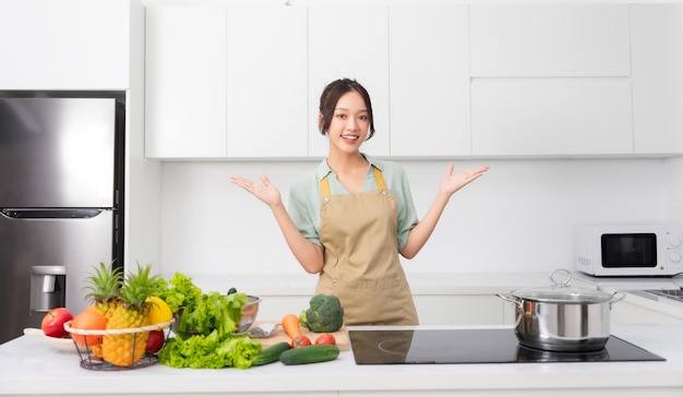 Retrato de un ama de casa en la cocina de casa