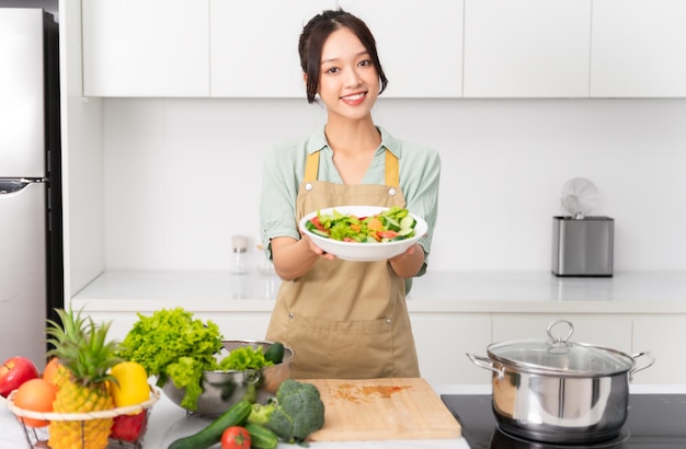 Retrato de un ama de casa en la cocina de casa