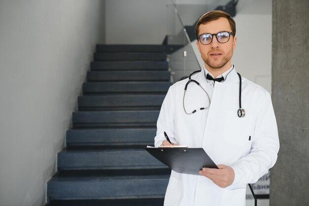 Retrato de amable médico masculino sonriendo