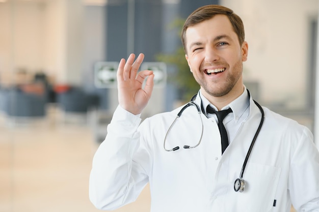 Retrato de amable médico masculino sonriendo