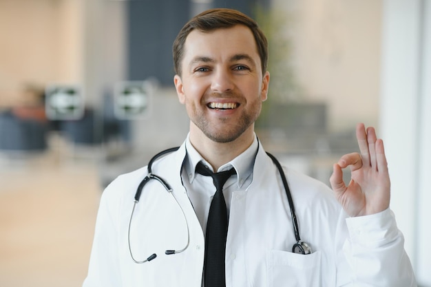 Retrato de amable médico masculino sonriendo