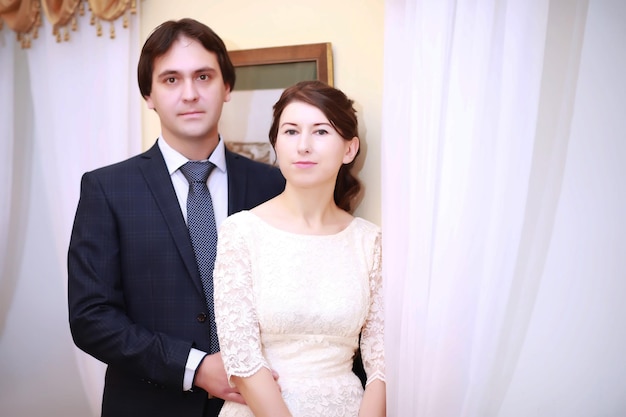 Retrato de los amantes emocionales de las novias en el interior La novia y el novio se besan con ternura Foto emocional de una pareja enamorada el día de la boda