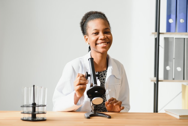 Retrato de una amigable doctora negra