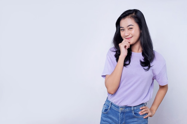 Retrato de amigable y encantadora compañera de trabajo saliente con cabello negro levantar la palma y saludar sonriendo agradable en la pared blanca