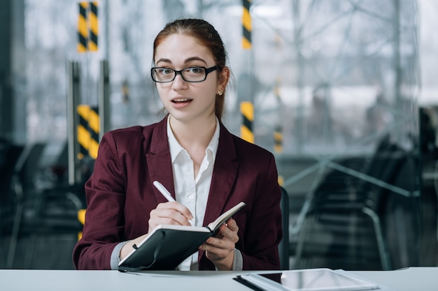 Retrato amigável do recrutador de RH. Contratação de trabalho. Jovem mulher fazendo anotações na agenda do dia.