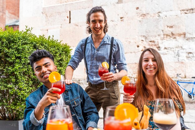 Foto retrato de amigos con bebidas en la mano