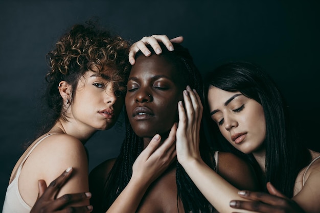 Retrato de amigos contra un fondo negro