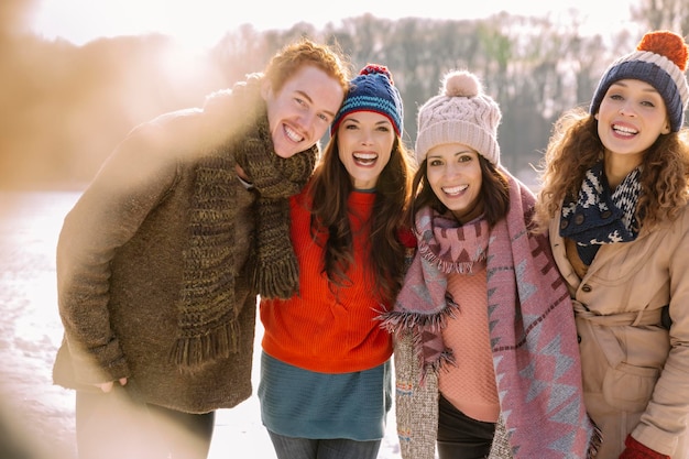 Retrato de amigos felices al aire libre en invierno