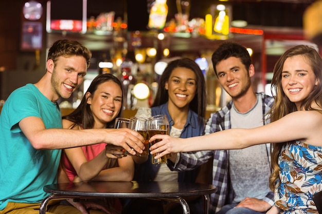 Foto retrato de amigos felices brindando con bebida y cerveza