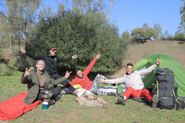 Foto retrato de amigos felices durante el campamento