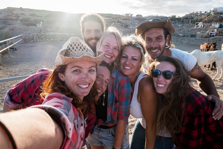 Foto retrato de amigos felices de pie en el rancho