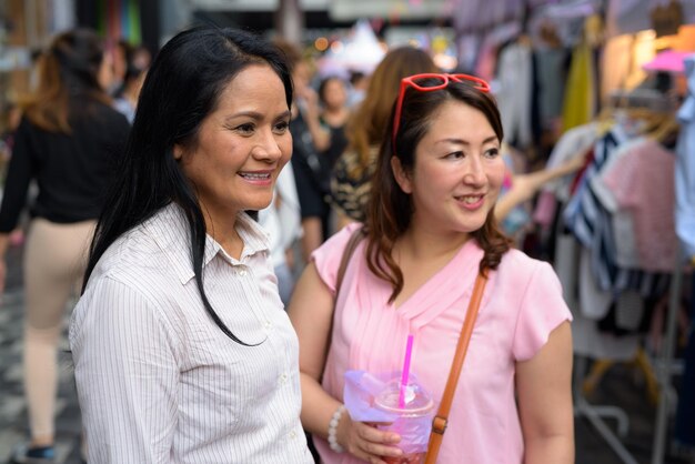 Foto retrato de amigos felices sonriendo en el mercado