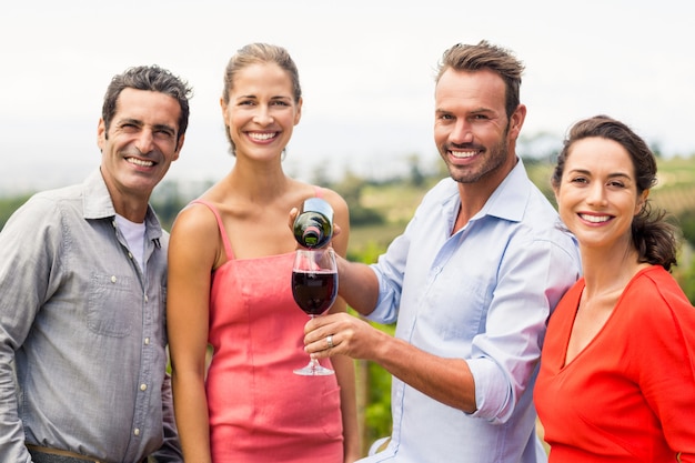 Retrato de amigos felices tomando vino