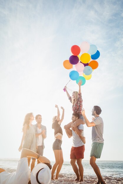 Retrato de amigos con globo