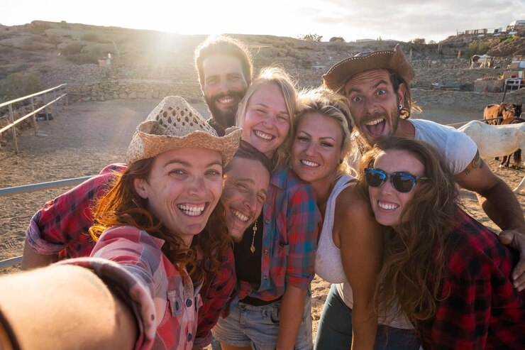 Foto retrato de amigos jóvenes sonrientes