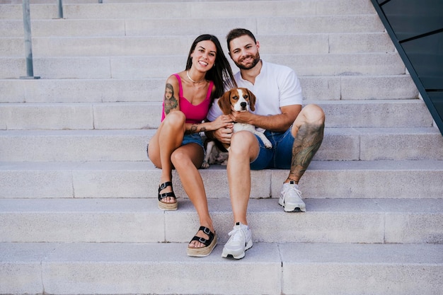 Retrato de amigos con perro en las escaleras