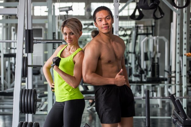 Foto retrato de amigos de pie en el gimnasio