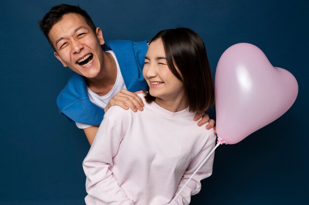 Retrato de amigos sonriendo y jugando