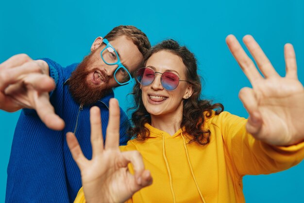 Foto retrato de amigos sonrientes contra el cielo