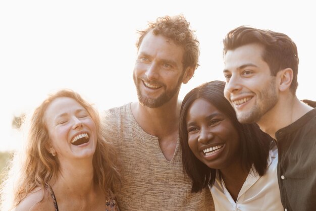 Retrato de amigos sonrientes contra un fondo blanco