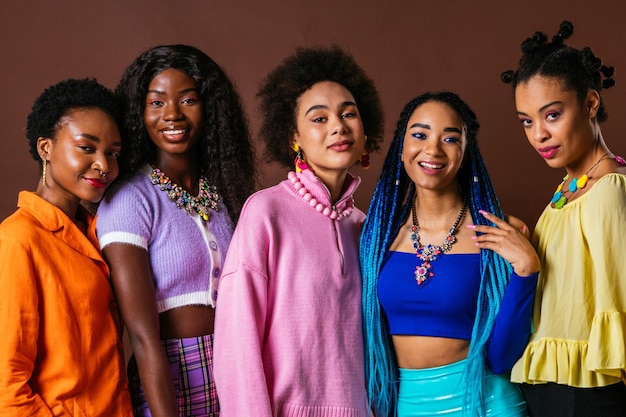 Foto retrato de amigos sonrientes contra un fondo de colores