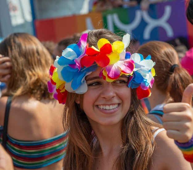 Retrato de amigos sonrientes con ropa tradicional