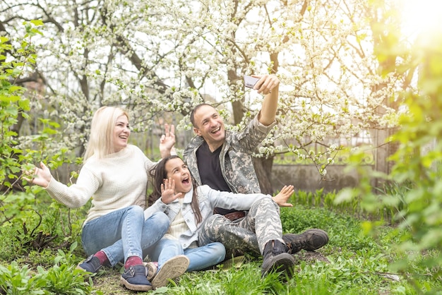 Foto retrato de amigos sonrientes sentados en el campo