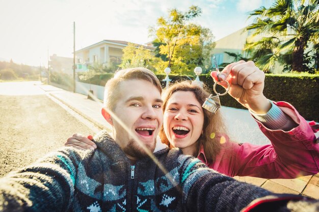 Retrato de amigos sonrientes sentados en la carretera