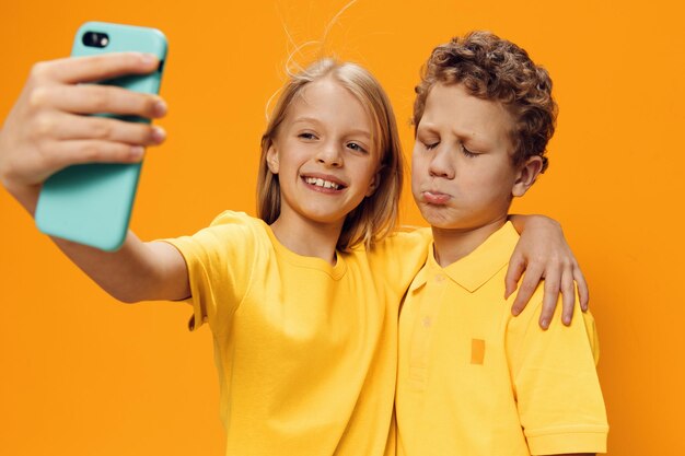 Foto retrato de amigos sonrientes con un teléfono móvil