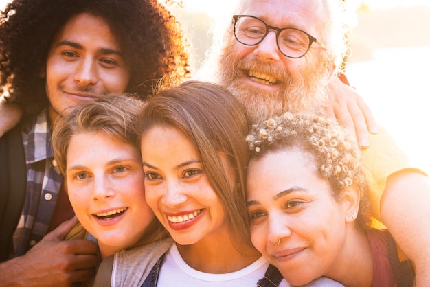 Retrato de amigos sonrientes