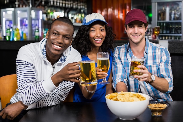 Retrato de amigos tomando una copa