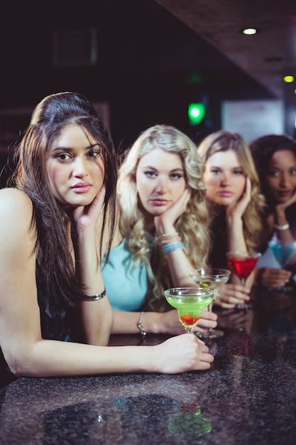 Foto retrato de amigos tomando una copa