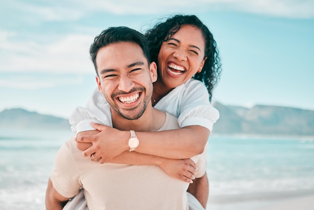 Retrato de amor y paseo a cuestas con una pareja en la playa para viajar de verano y vacaciones juntos Paz sonreír y relajarse con un hombre y una mujer abrazándose en la cita para el cuidado de las vacaciones junto al mar y el espacio de maquetas