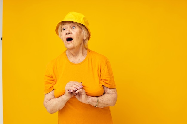 Retrato de una anciana amigable posando cara mueca alegría fondo aislado