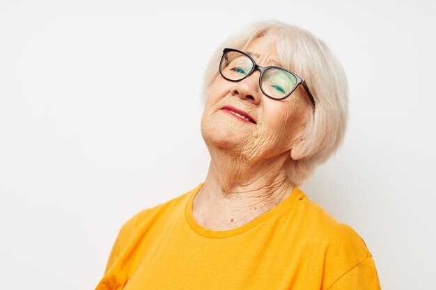 Retrato de una anciana amigable con problemas de visión con anteojos de cerca