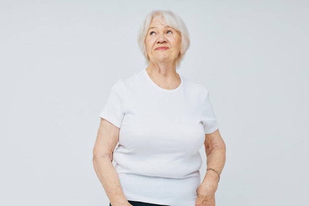 Retrato de una anciana amigable salud estilo de vida fondo claro