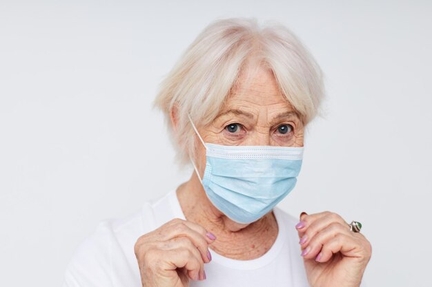 Retrato de una anciana amigable salud estilo de vida máscara médica tratamiento primer plano