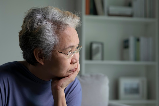 Retrato de una anciana asiática triste y solitaria en el salón